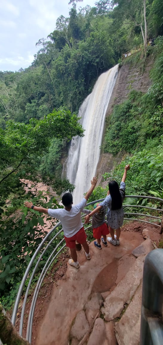 Pareja explorando la naturaleza
