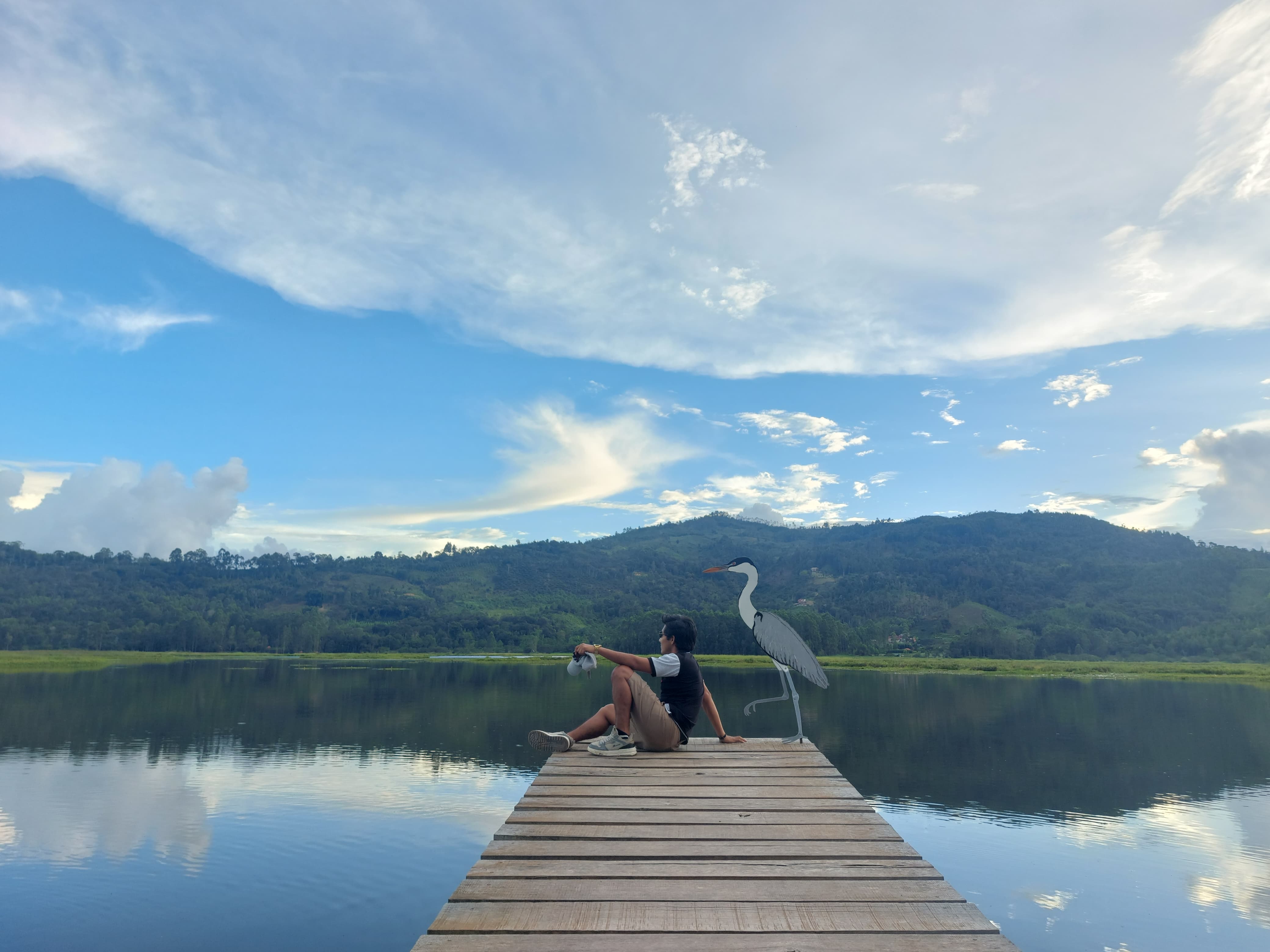 Playa tropical con sombrillas